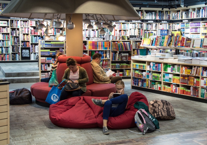 magasin-HYERES-min_books_bookstore_book_reader_readers_reading_shop_sale_books-849006